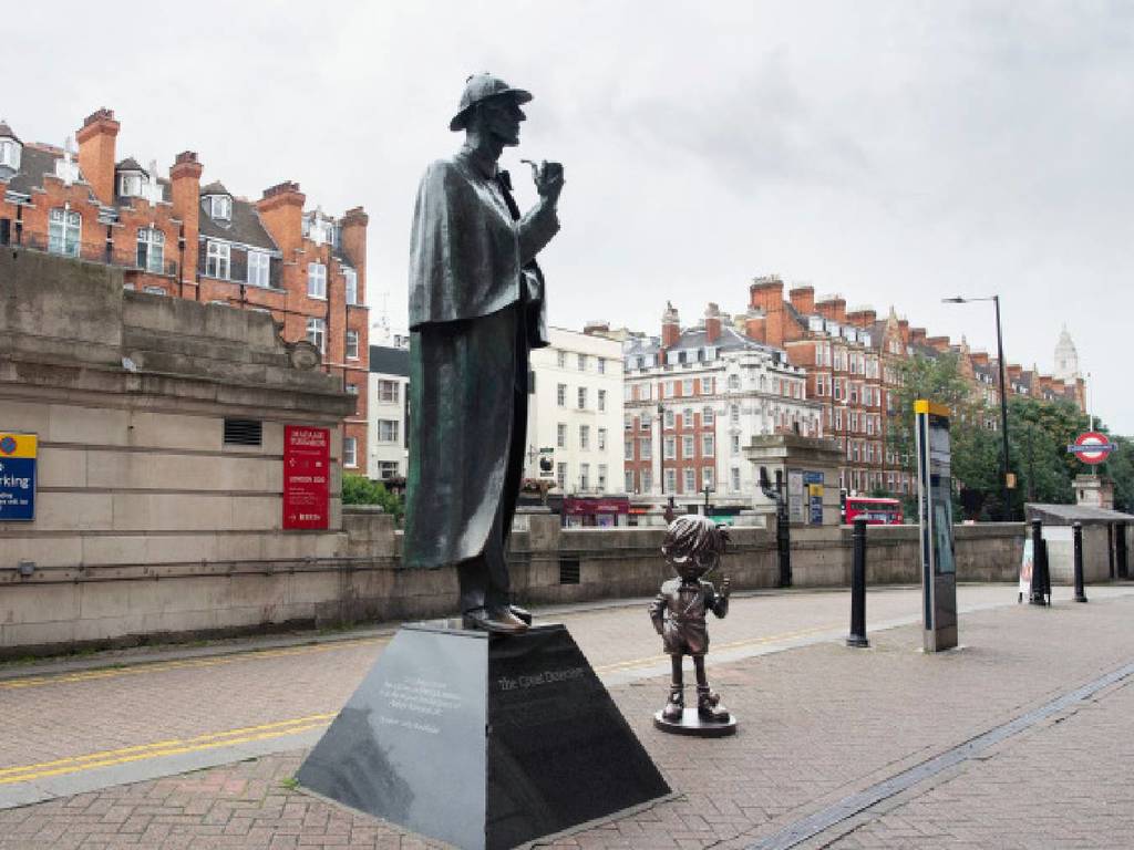 日本柯南雕像被運去英國貝克街！與福爾摩斯雕像並排！