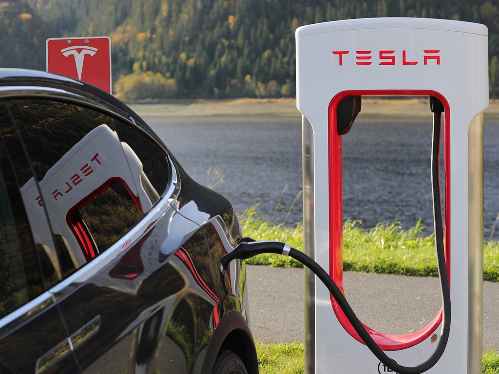 【e＋車路事】排隊充電等更久？ Tesla 開放 Supercharger 予他廠電動車 