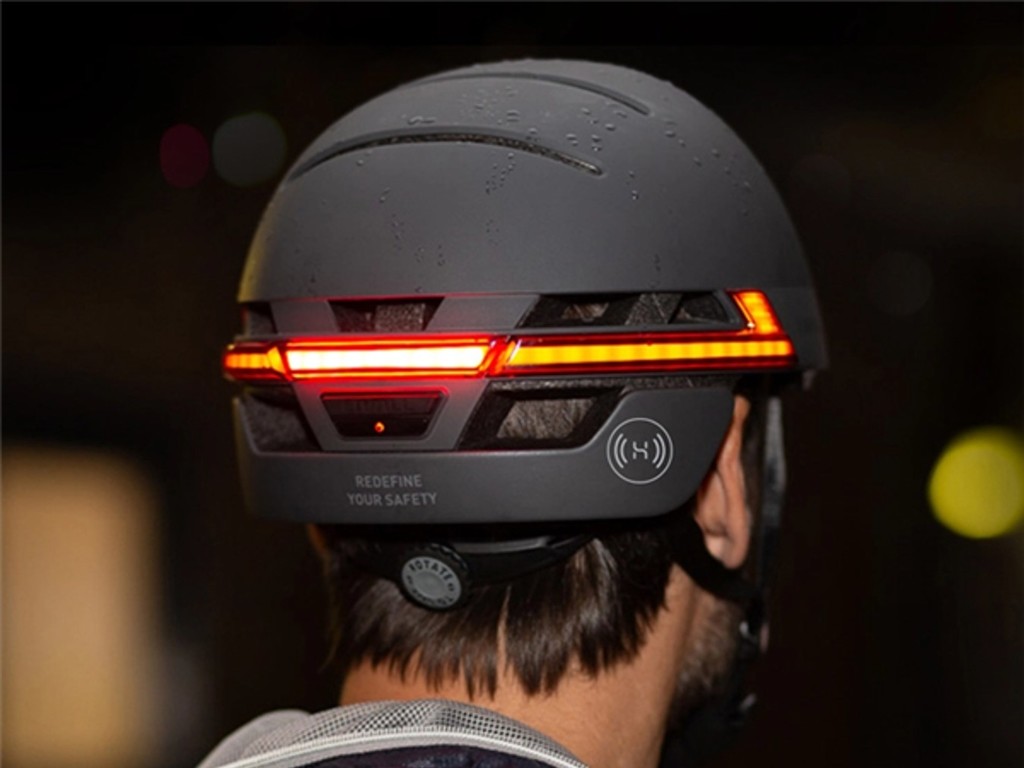 華為推出首款搭配鴻蒙系統智能頭盔   支援藍牙通話、跌倒求救等功能
