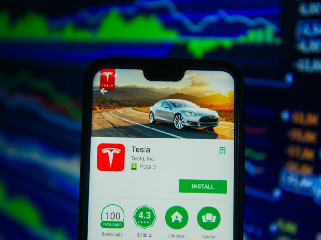 車匙最好跟身！Tesla App 出現故障致車主無法解鎖車門 