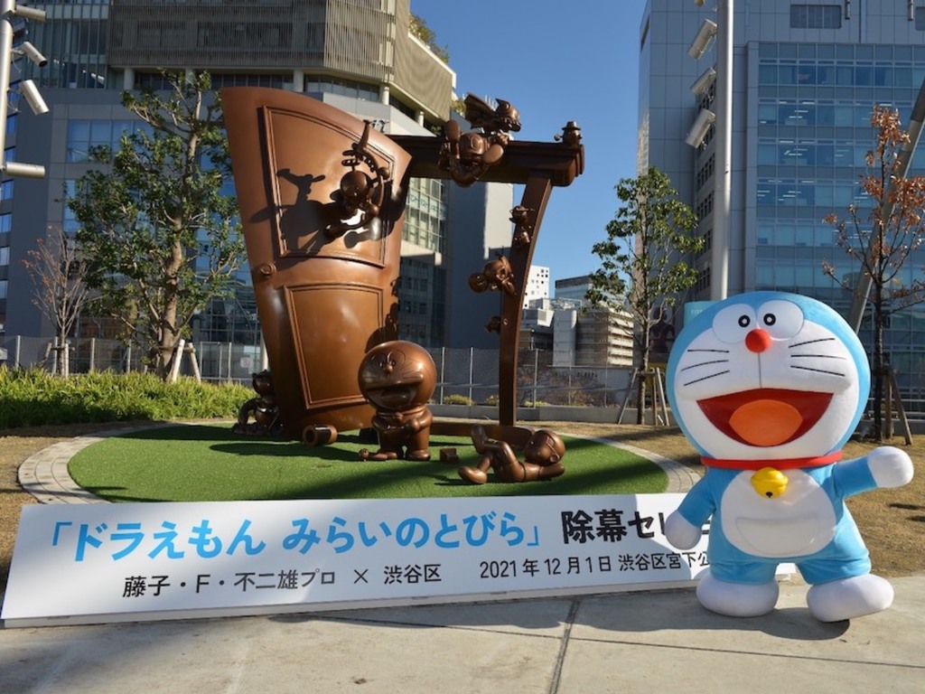 《多啦 A 夢》50 週年「未來之門」矗立澀谷！粉絲遊日新打卡點！