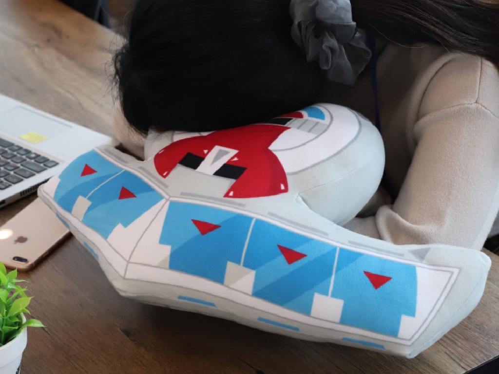 《遊戲王》決鬥盤造型抱枕可愛登場！型住午睡無難度！
