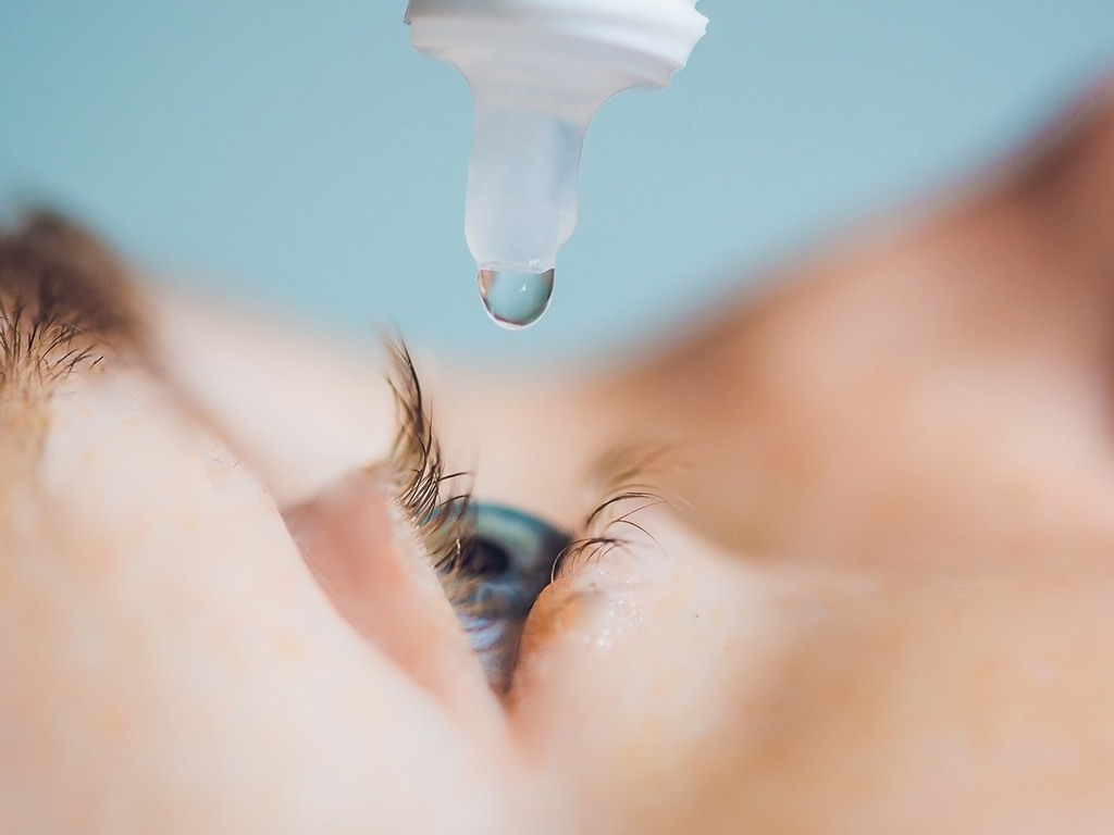 老花眼藥水獲美國 FDA 批准上市 一滴恢復 10 小時清晰視力