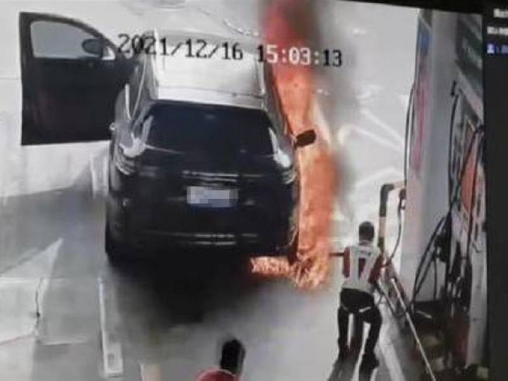 【e＋車路事】保時捷加油中被搶油槍點火 幸油站職員臨危不亂免爆炸