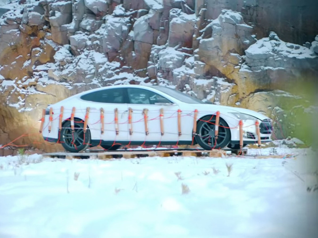 【睇片】Tesla 車主不滿換電太貴  推「馬斯克」上 Model S 整車炸毀