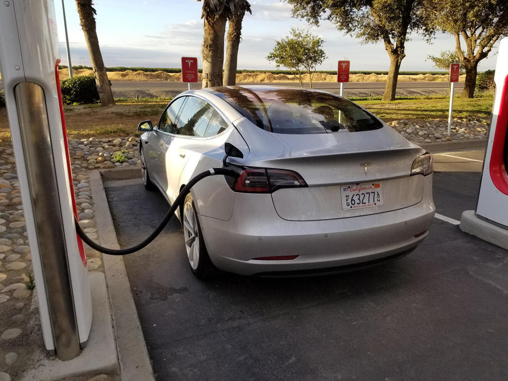 【e＋車路事】Tesla 更新充電指引 部份車款需定期 100％ 充電