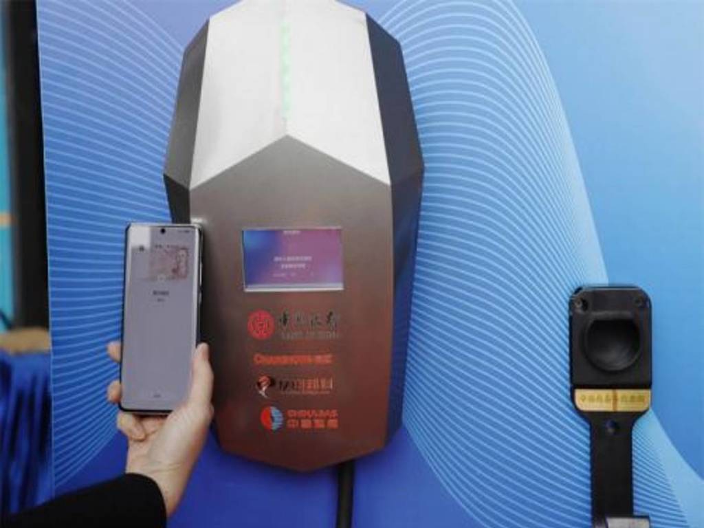內地全新「碰一碰」支付功能！羅湖區正式推行電動車數字人民幣錢包充電站  
