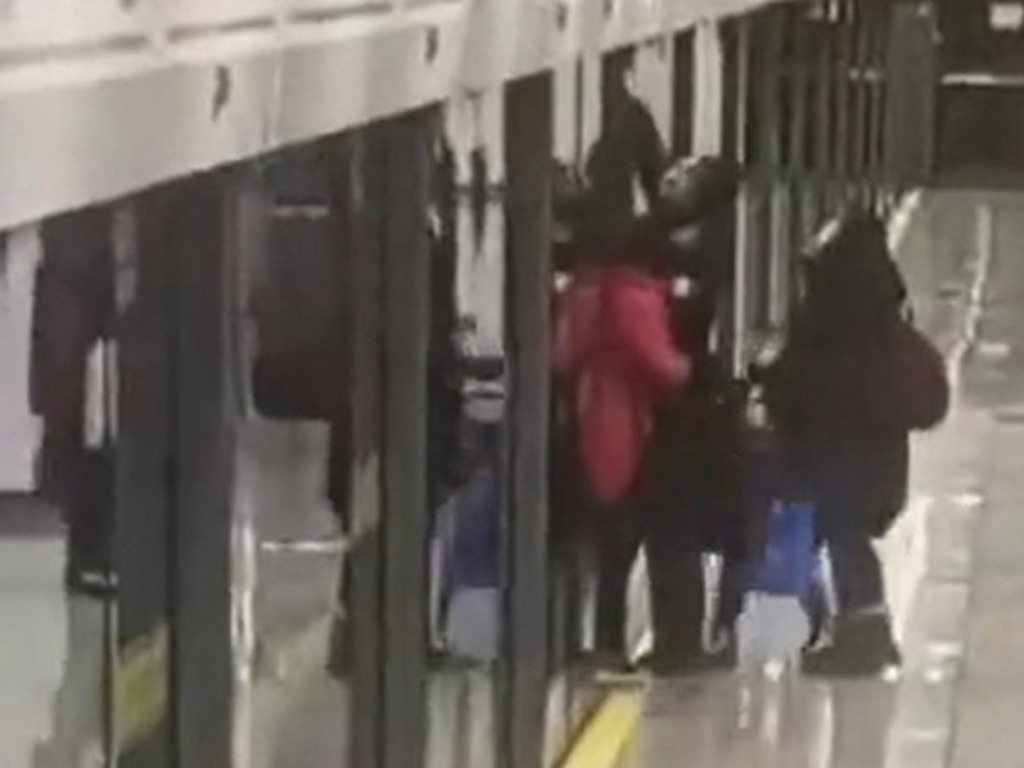 上海無人駕駛地鐵致命意外 女乘客被閘門夾住拖行亡