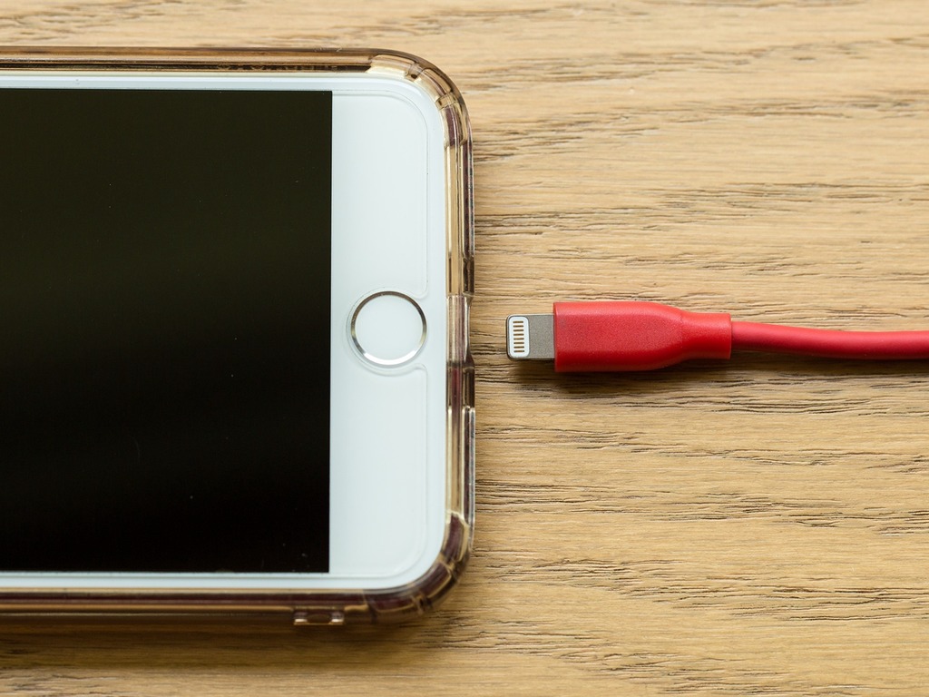 iPhone 不附充電器 巴西法院判 Apple 需向買家賠 8500 港元