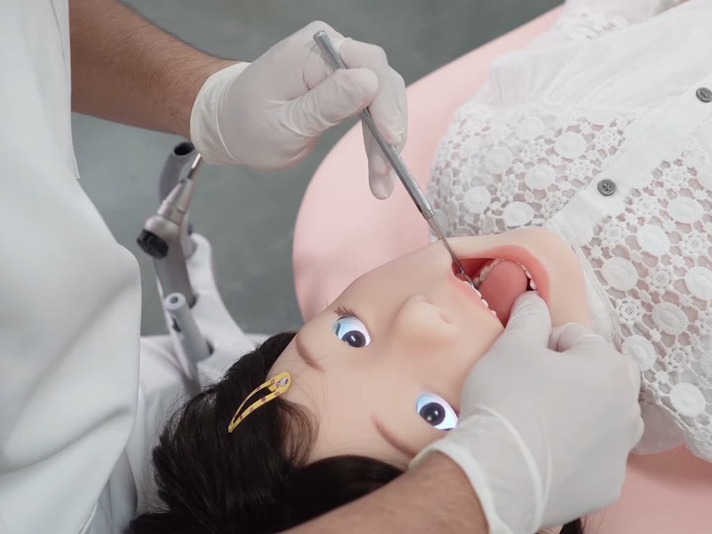 日本研發「兒童患者」機械人 會尖叫哭鬧抽搐訓練牙醫 