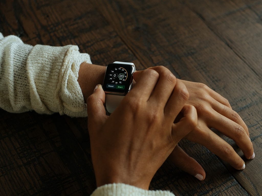 智能手錶變偷拍神器？蘋果新專利擬 Apple Watch 裝鏡頭