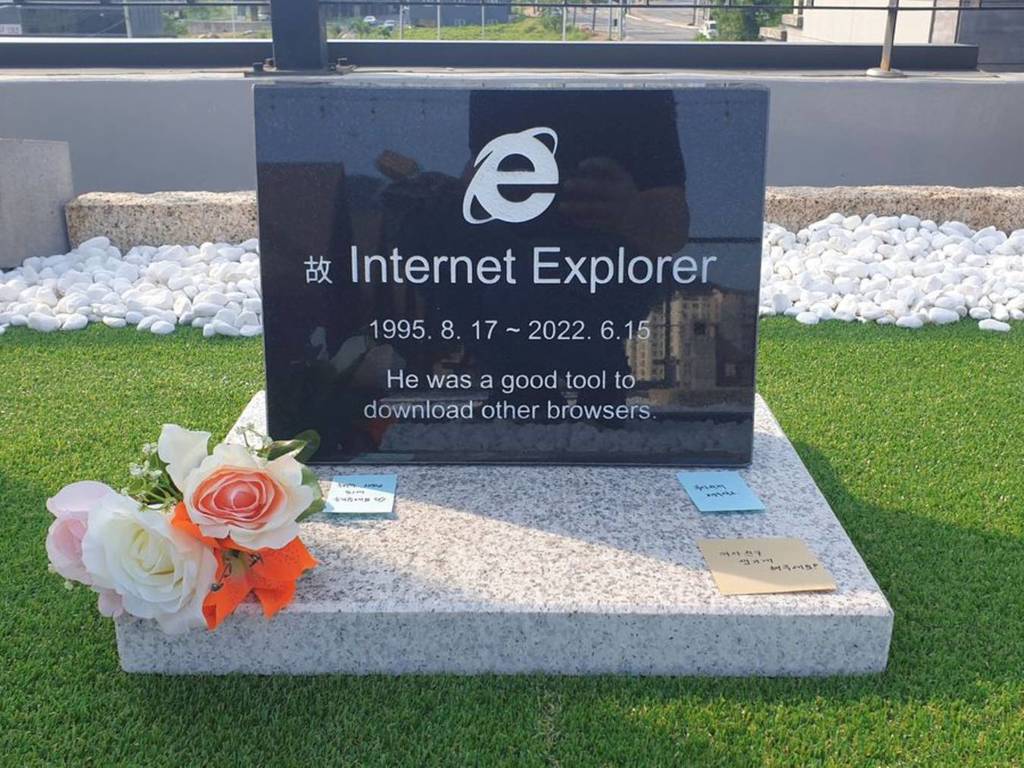 韓國 Cafe 立碑悼念 IE「他是下載其他瀏覽器的好工具」