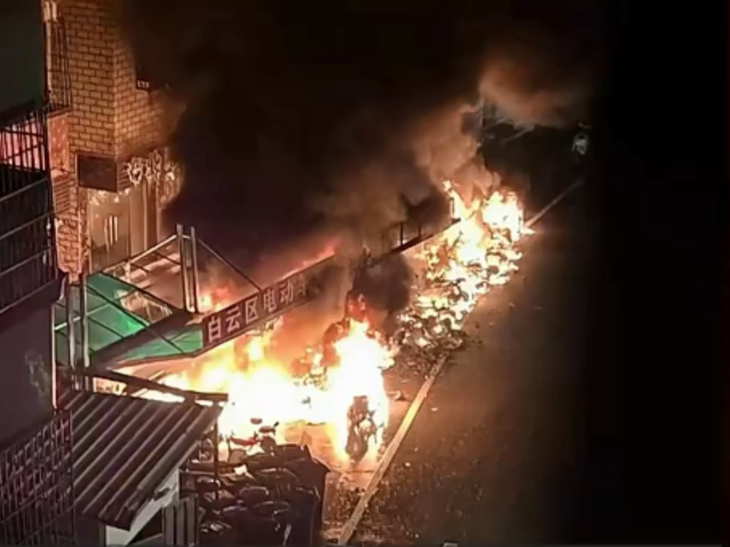 廣州電動單車充電站起火爆炸 近百架車被波及燒毀