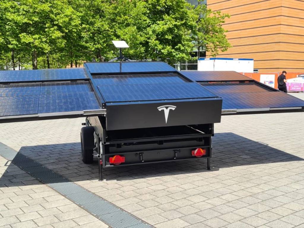 Tesla 展示太陽能拖車 電動車配「尿袋」延長續航力