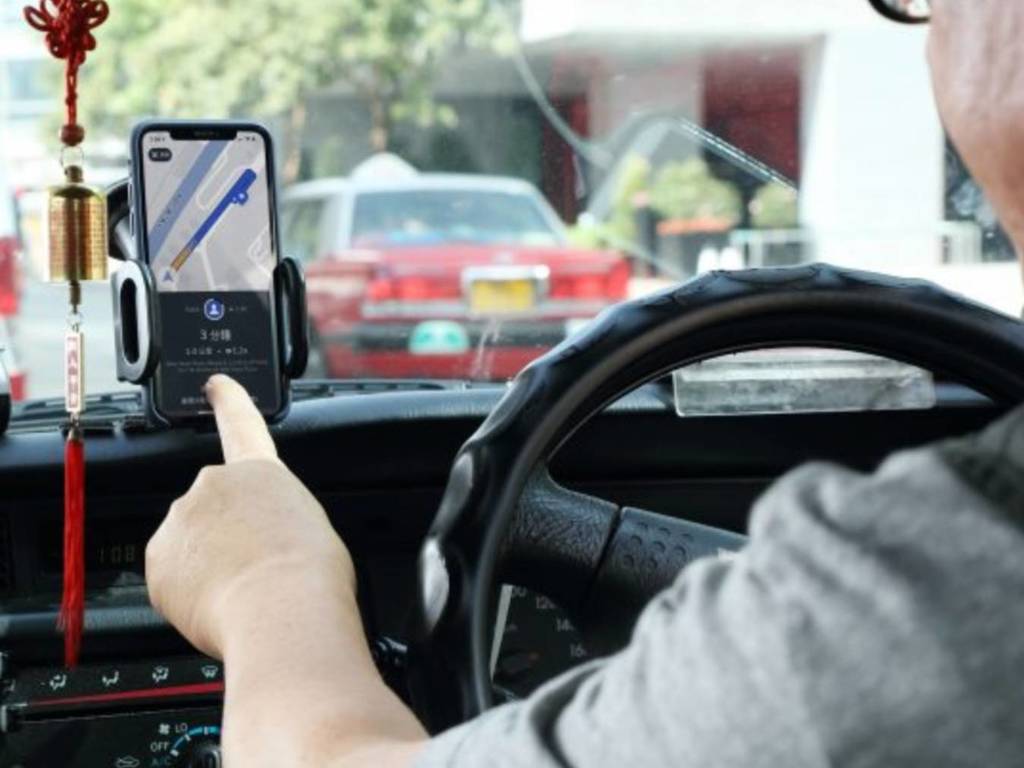 政府建議加強規管駕駛時使用流動裝置 司機位最多 2 部手機 違規定額罰款 ＄450