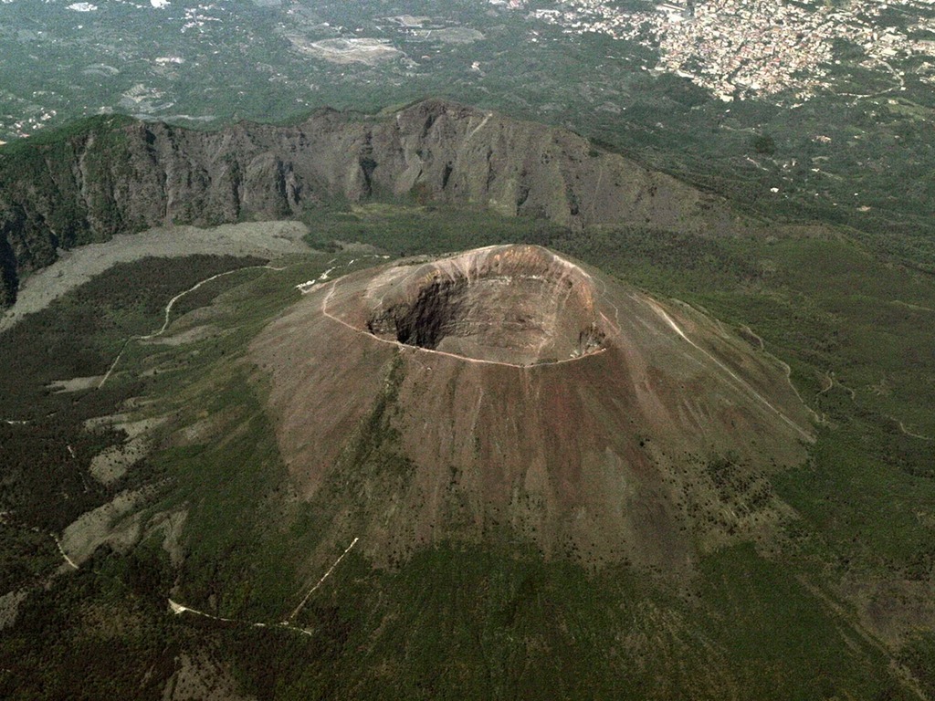 非法侵入景區自拍甩手 遊客為撿手機墮火山口