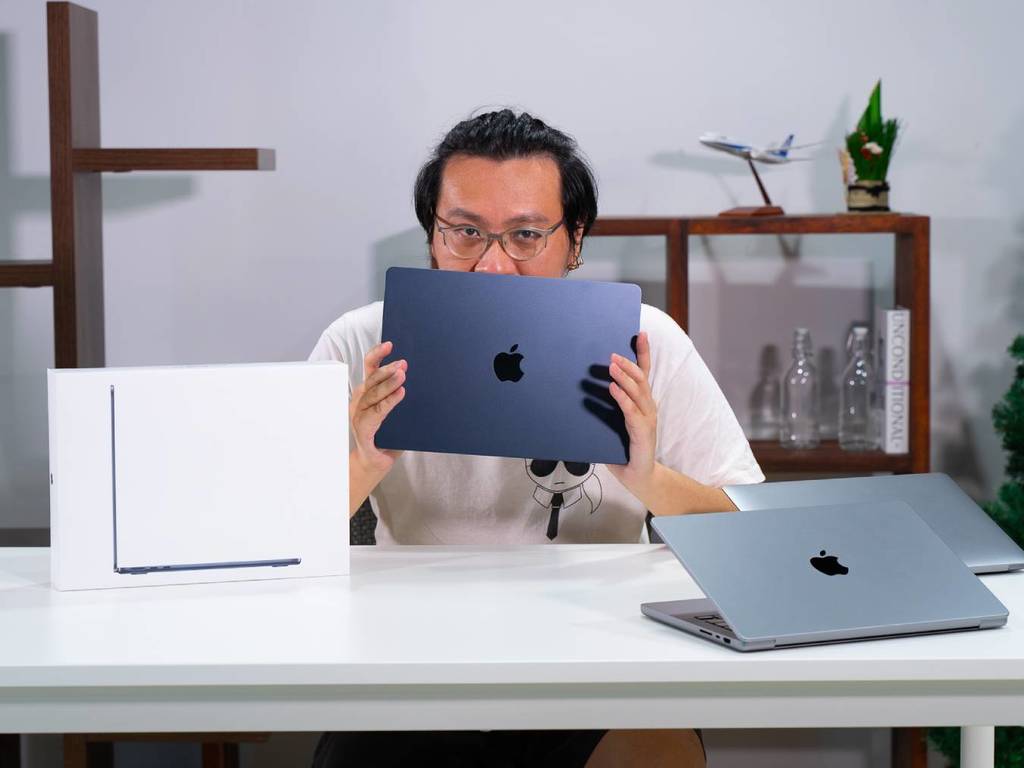 【e+ 大對決】Apple M2 版 MacBook Air 同門較量！全新 Midnight 色超型格