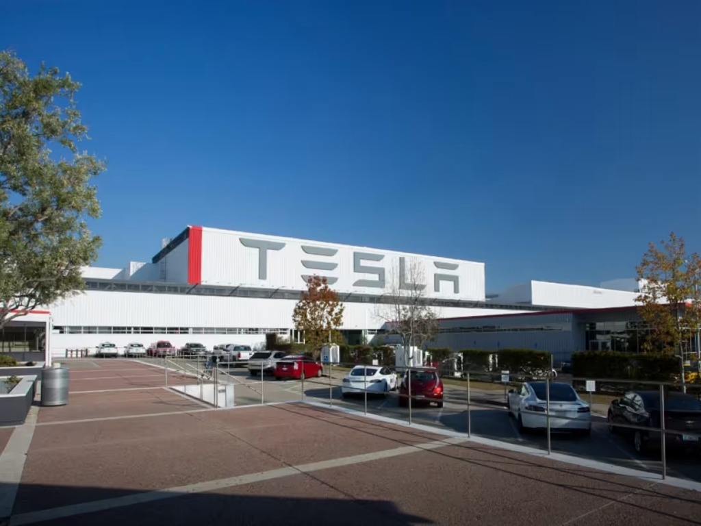 馬斯克暗示 Tesla 下一間超級工廠可能選址加拿大