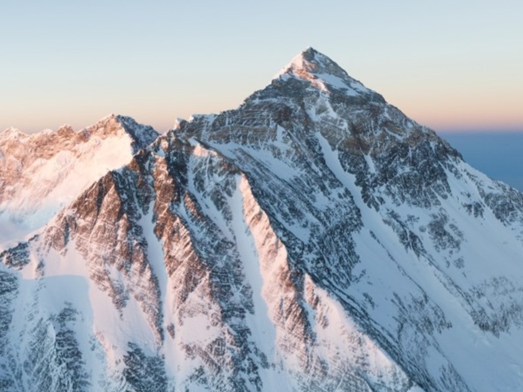 DJI Mavic 3「攻頂」成功 放飛捕獲珠穆朗瑪峰影像