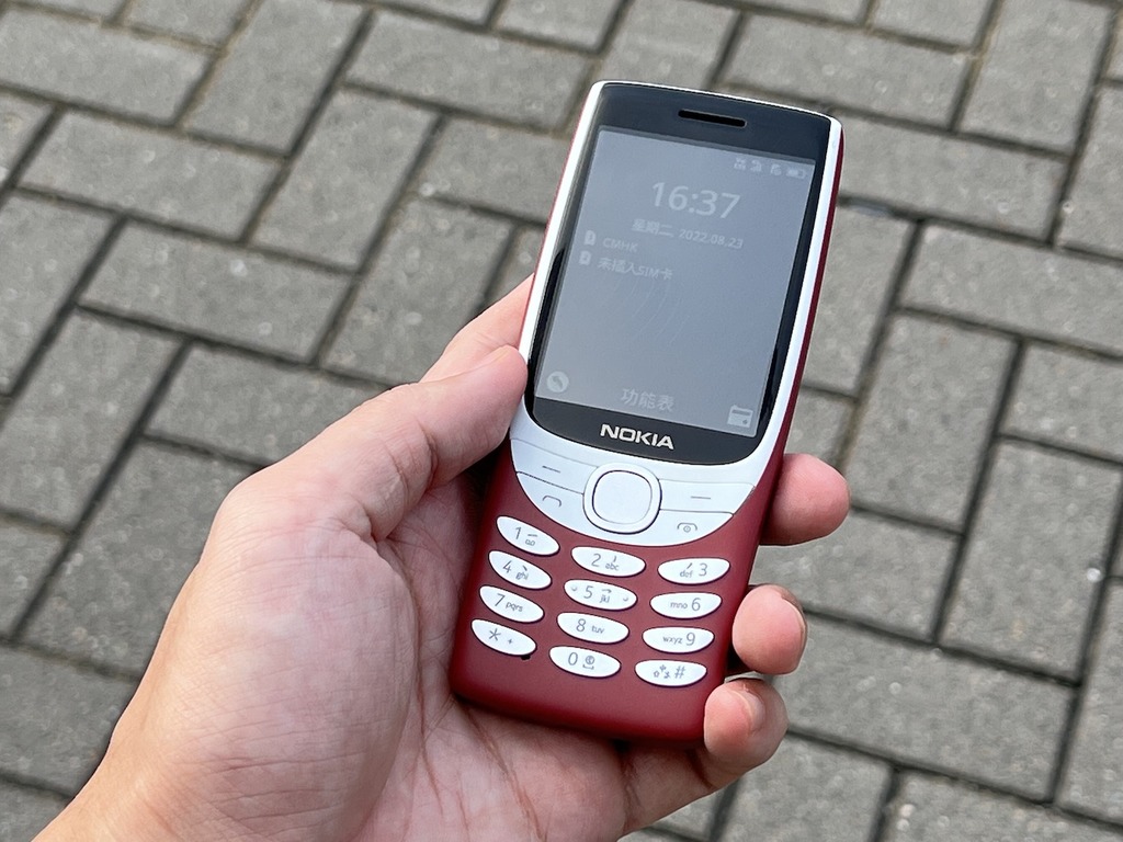 Nokia 8210 4G 大屏幕操作更方便！機頂引入小電筒功能