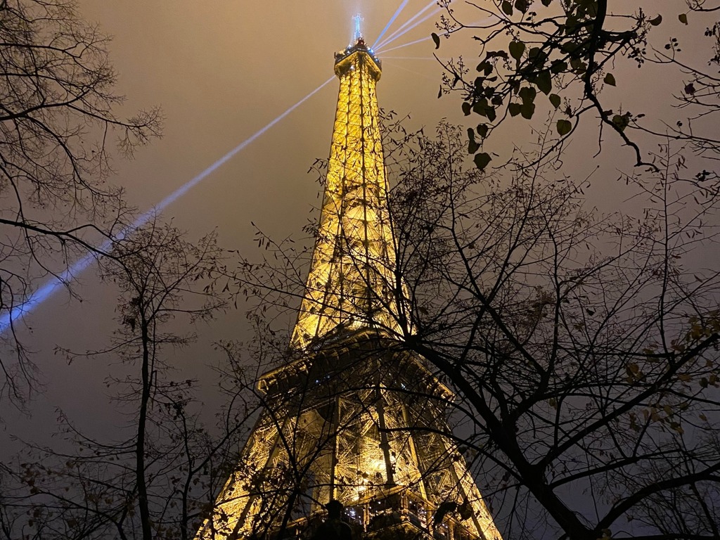 巴黎鐵塔提前關燈 1 小時 公共建築及暖氣一樣節能