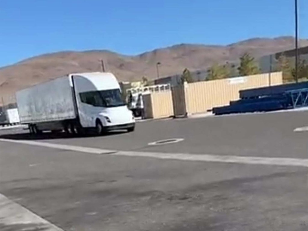 Tesla Semi 卡車最後路測 首批年底交付百事可樂