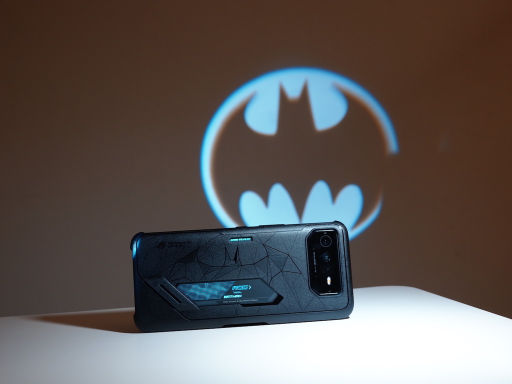 ROG Phone 6 Batman 特別版登場！仲送經典 Batman 訊號提示燈