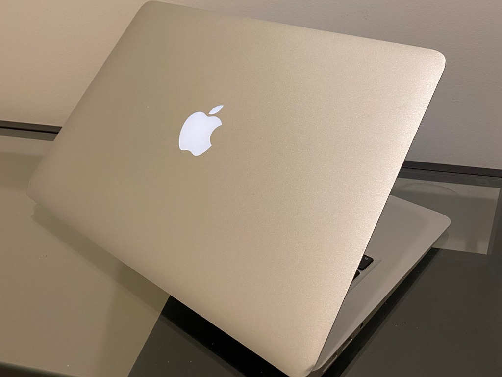 Apple 新專利揭 MacBook 發光 Logo 回歸有望？
