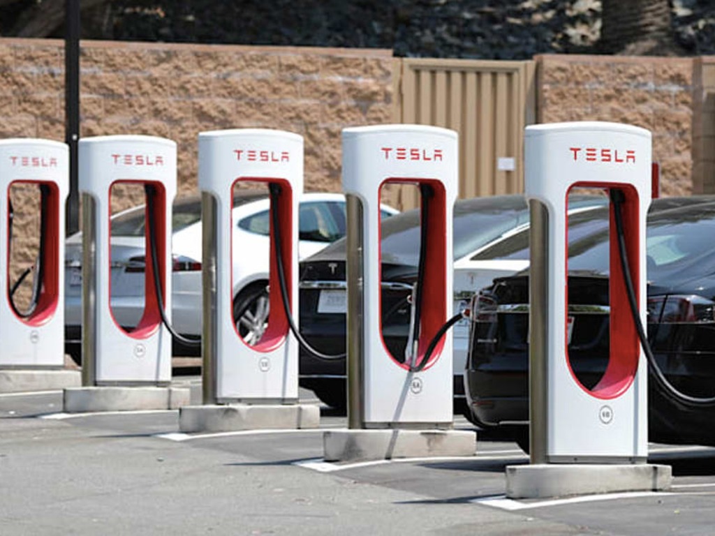 Tesla 設立 4 萬個超級充電站 成全球最大電動車充電網絡