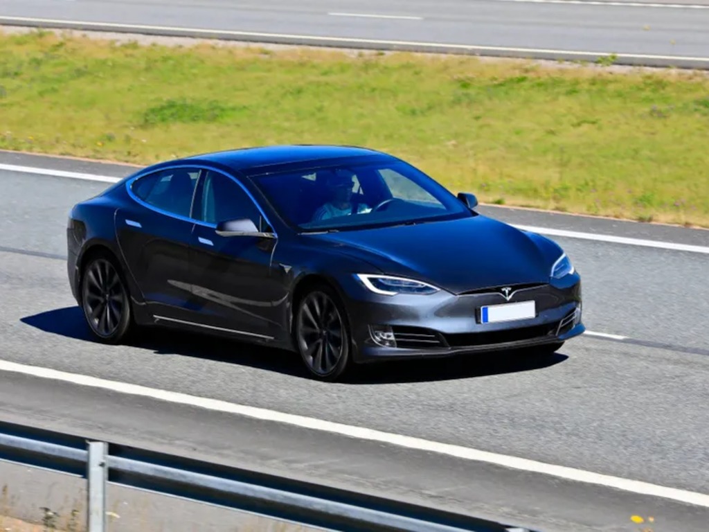 德國 Tesla 司機高速公路行車期間睡着 自動駕駛接手 15 分鐘