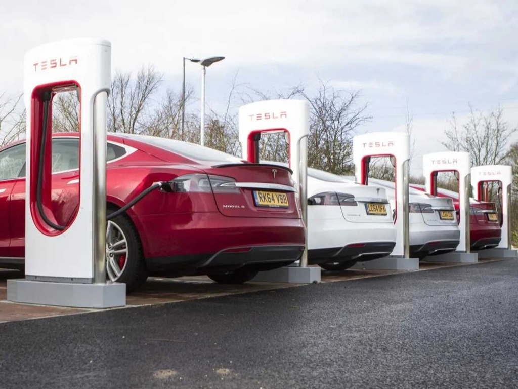 美國 Tesla 車主另類報復 幫佔用超級充電站車輛「被收取」超時佔用費
