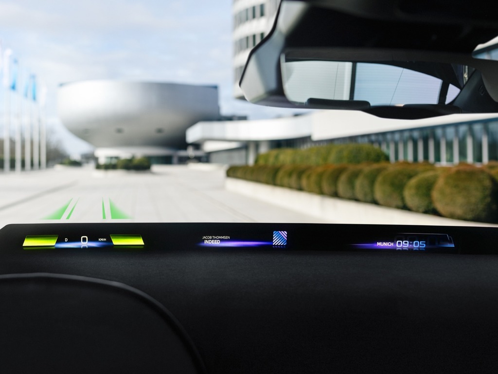 BMW 發布新車用顯示系統 Panoramic Vision 行車資訊盡在擋風玻璃下