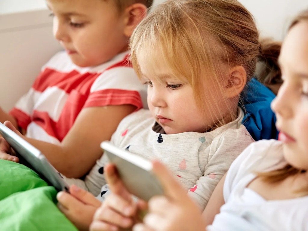 最新調查指 0 至 6 歲小童日花百分鐘看電子屏幕 年紀愈大久坐不動時間愈長