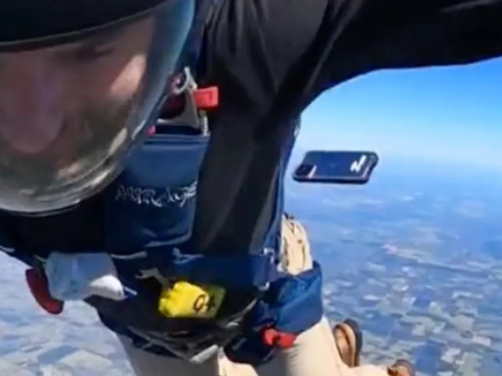 跳傘男 14000 呎高空掉下 iPhone 最後居然無事 網友求問手機保護套品牌