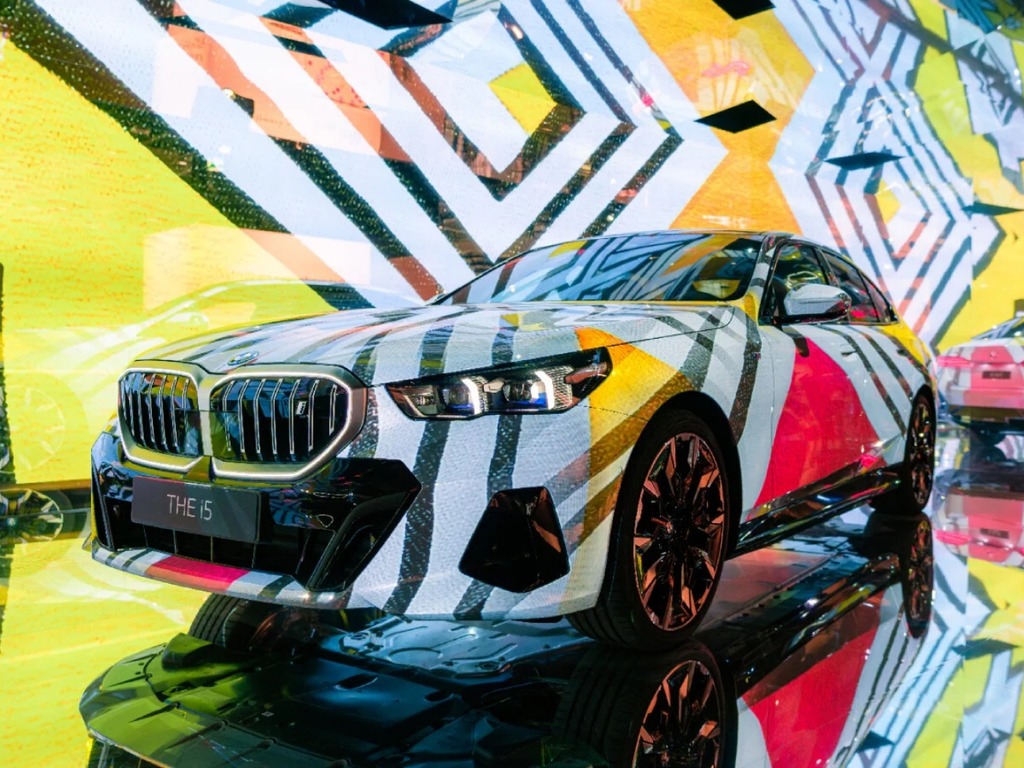 BMW i5 電動車變 AI 畫布 Art Basel 2023 展出