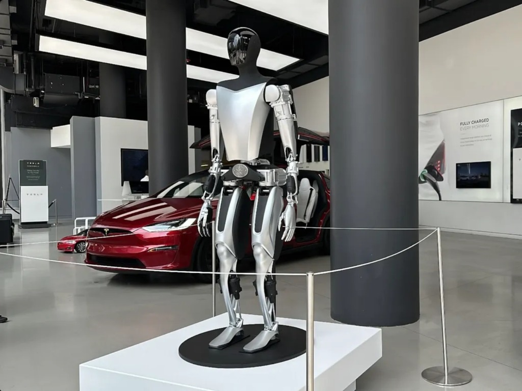 Tesla Optimus 機械人登陸紐約陳列室 望成店內吉祥物？