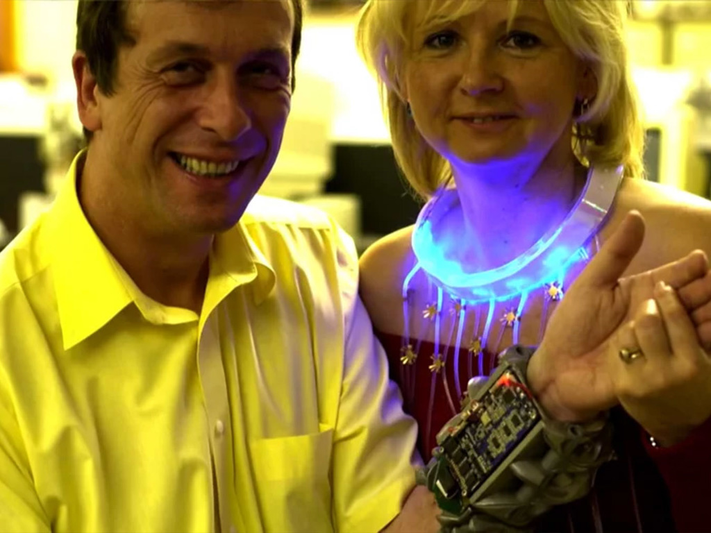 植入晶片就能真正感受對方「意念」？ 英國出現首對「生物機器人夫妻」