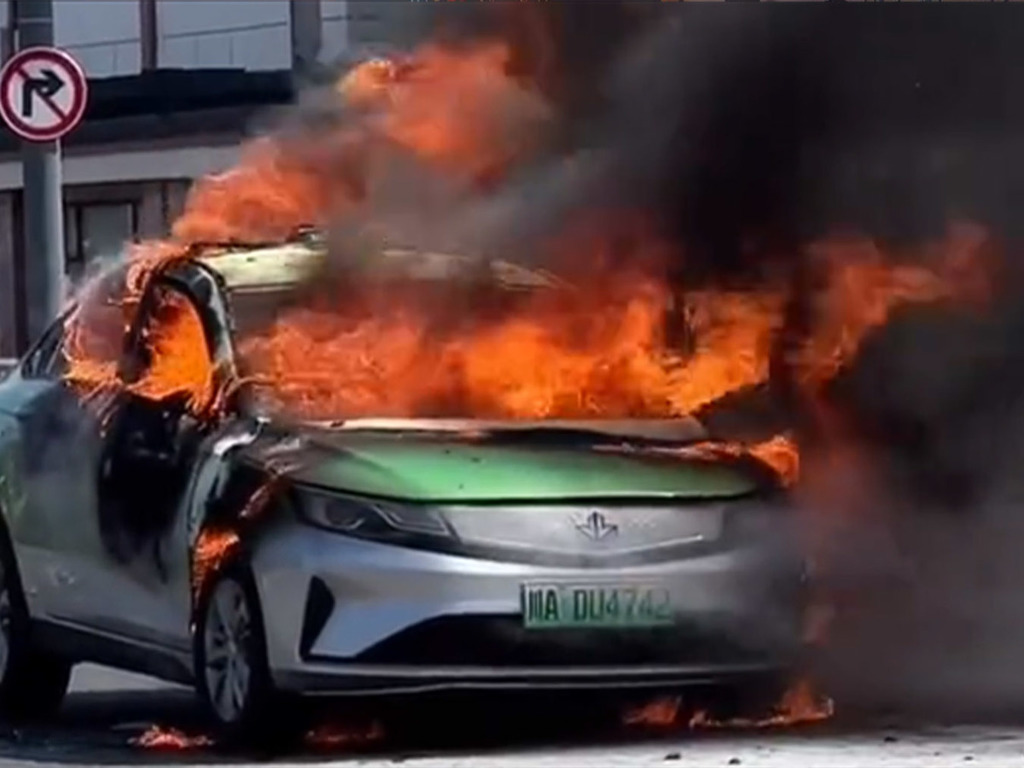 中國吉利電動車自燃事故 現場發生輕微爆炸零件飛至半空