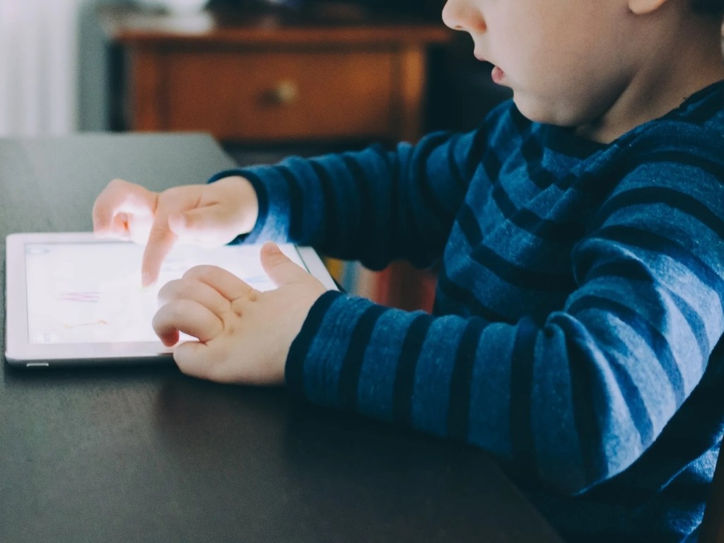 研究指幼兒使用電子屏幕時間愈多 發育遲緩機會愈大