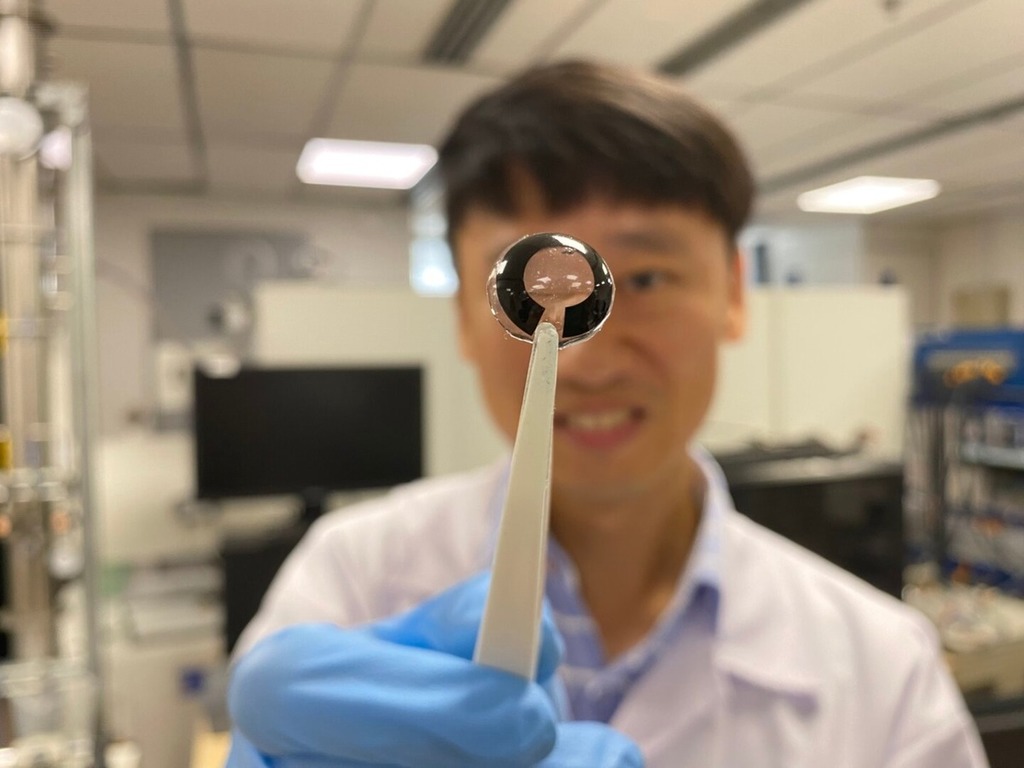 新加坡科學家團隊研眼淚充電電池 為未來智能隱形眼鏡供電