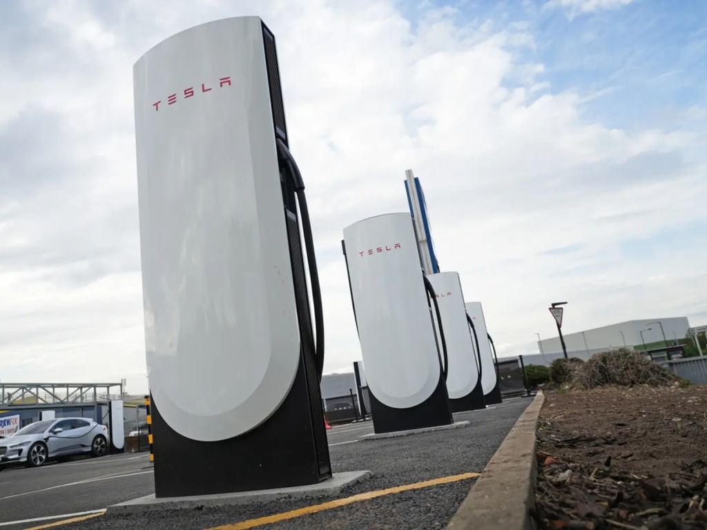 Tesla 英國開設首個 V4 超級充電站 支援信用卡感應式付款