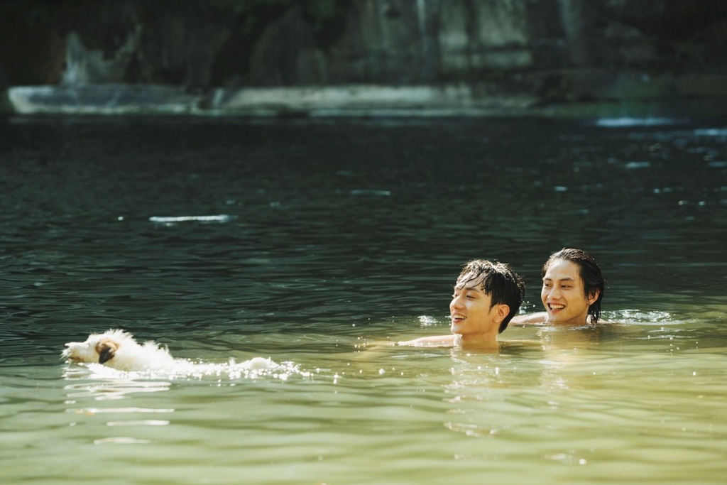 《我在這裡等你》｜范少勳劉俊謙波光粼粼下浪漫共游 兩大男神「鴛鴦戲水」被讚唯美