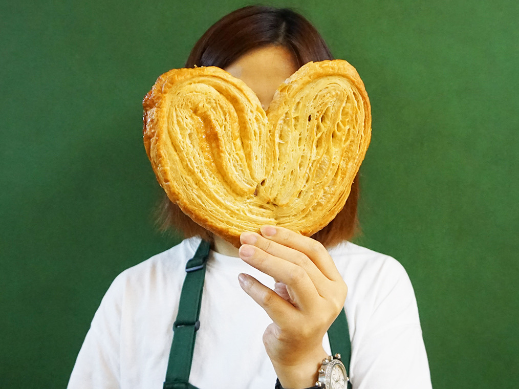 尖沙咀麵包店推特大蝴蝶酥 超巨型大過塊臉！
