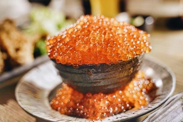 【日本丼飯】東京人氣餐廳「原始炭焼いろり家」 熱賣船上三文魚籽飯