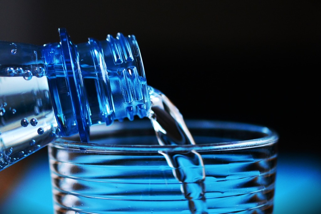 【飲水】研究：飲一年樽裝水比自來水多22倍塑膠微粒 有毒物質或會損害健康
