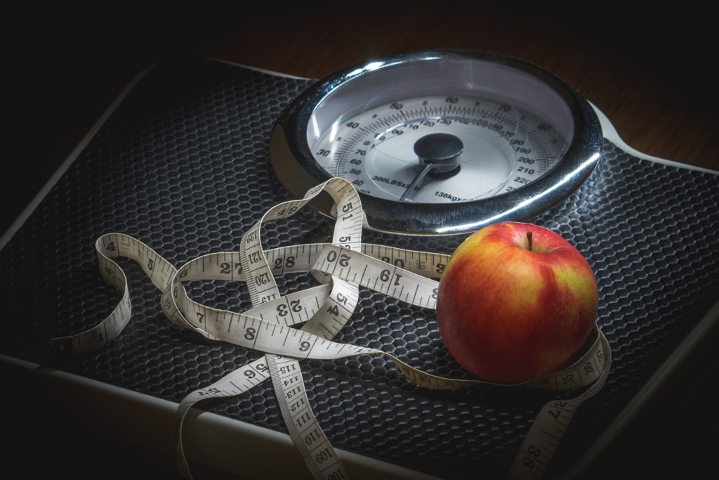 【健康減肥】一天體重隨時相差4磅！　拆解4個水腫原因／教你正確磅重時間