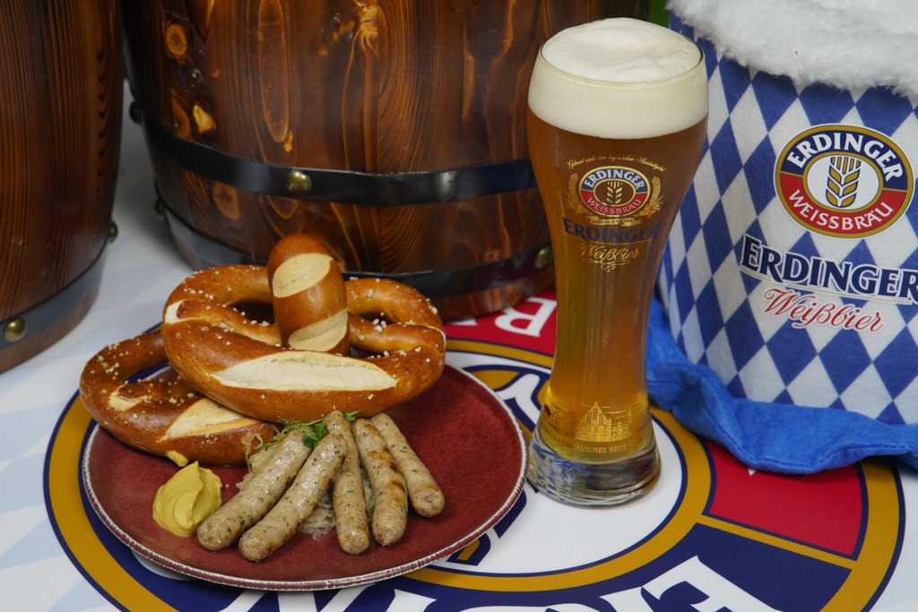 德國小麥啤酒品牌Erdinger聯乘空中酒吧OZONE舉辦「德國啤酒節Oktoberfest」