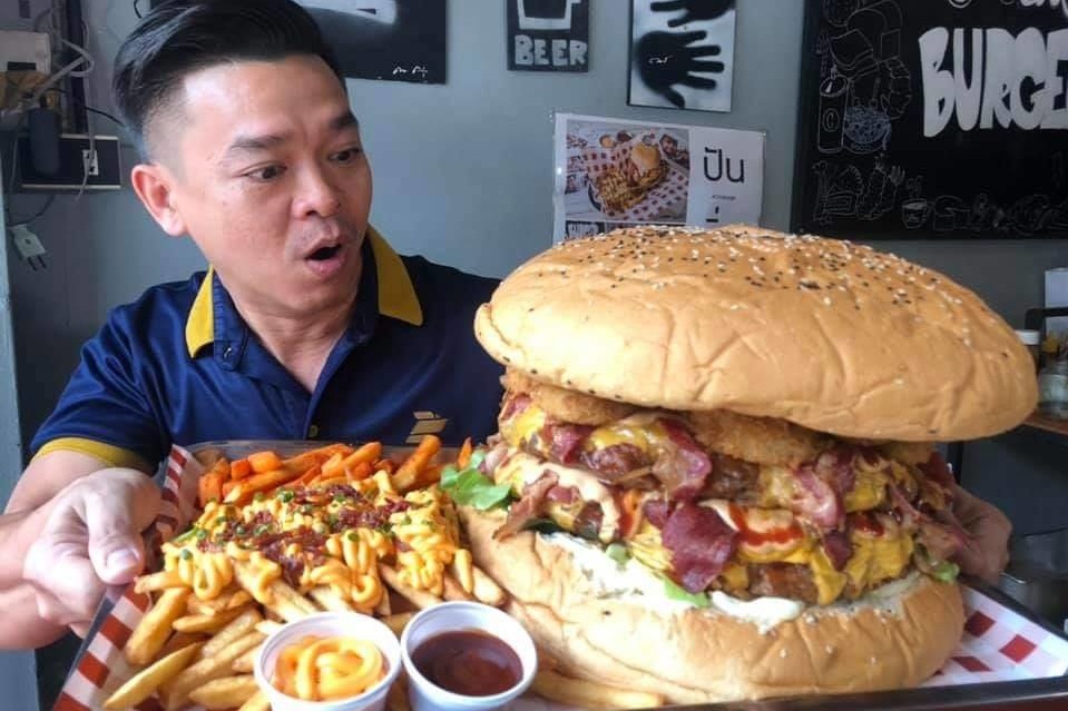 【泰國美食】泰國最大漢堡包挑戰！10,000卡路里6.5公斤巨型漢堡　9分鐘吃完贏10,000泰銖！
