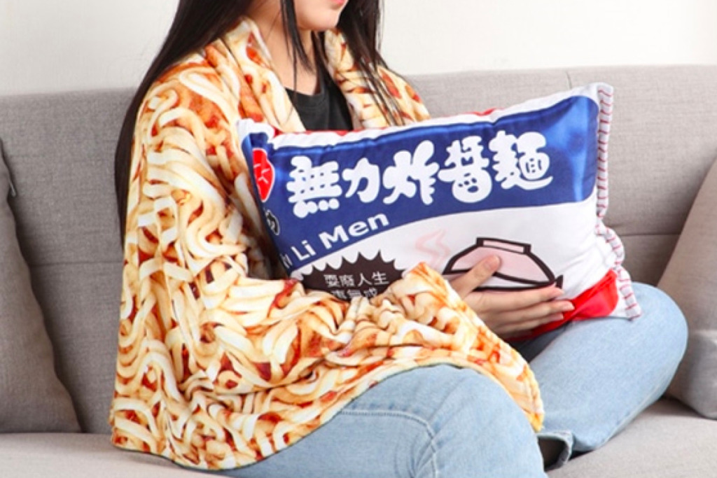 【懶人恩物】人生總要耍耍廢！台灣設計師創出超搞笑厭世「無力炸醬麵」攬枕毛毯