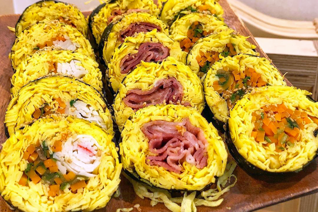 【首爾美食 2020】韓國首爾雞蛋版紫菜包飯　塞滿蛋絲／芝士／蟹柳／午餐肉！